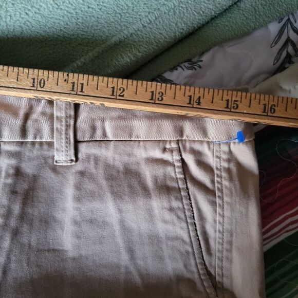 Banana Republic khaki shorts (6 petite) - Picture 4 of 6